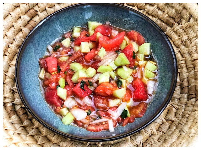 Tuerkische Gazpacho mit Tomaten und Minze l Kalte Gemuesesuppe tuerkischer Art