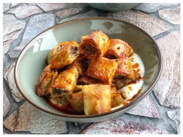 Manti aus dem Ofen mit roter Sauce