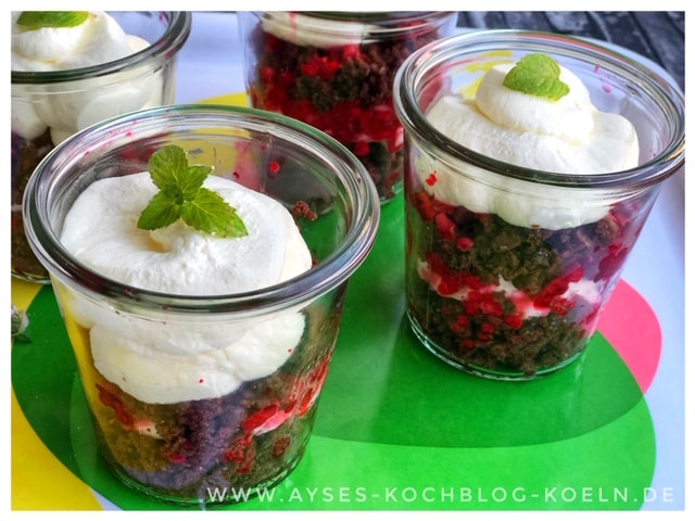 Einfaches Schichtdessert im Glas ohne Backen l Schoko-Himbeer-Becher mit Sahne