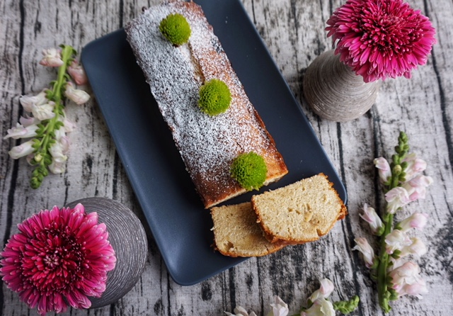 Einfacher und saftiger Zitronenkuchen mit Vanille l Drizzle Cake mit Zitrone