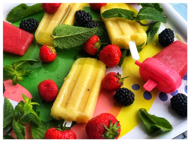 Nicecream Vegan mit Bananen und Ananas l Beeren Eis Smoothie Rezept l kalorienarmes Eis