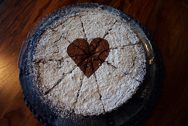 nasser Schokoladenkuchen mit Nuessen und Kondensmilch
