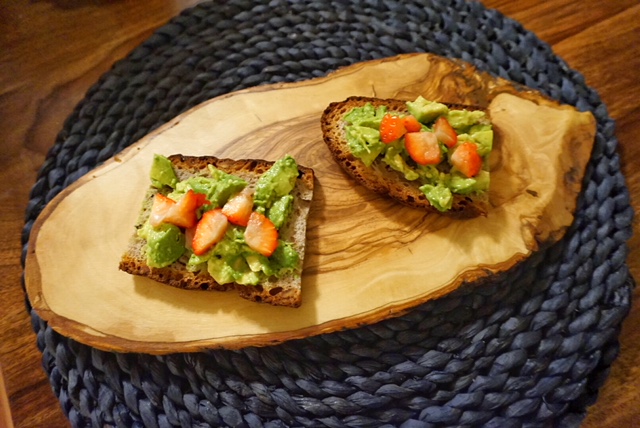 Mein Lieblingsbrot l Brot mit Avocado und Erdbeeren