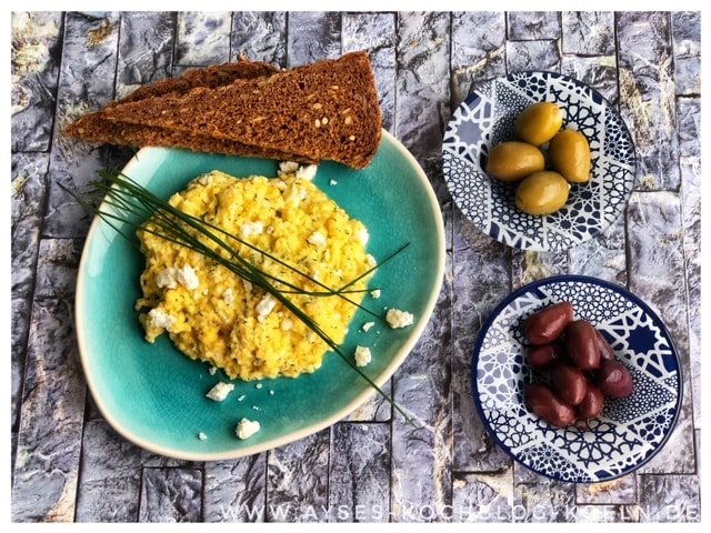 Tuerkisches Ruehrei Rezept mit Feta und Dill