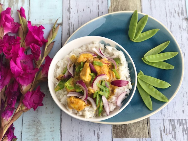 Schnelles Haehnchen Curry mit Zuckerschoten und Reis