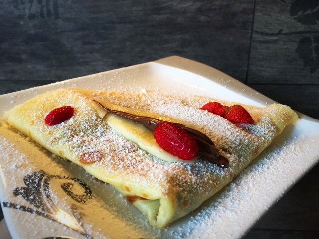 original Crepes Rezept mit Erbeeren und Nutella