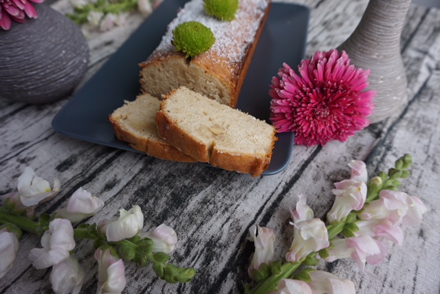 Einfacher und saftiger Zitronenkuchen mit Vanille l Drizzle Cake mit Zitrone