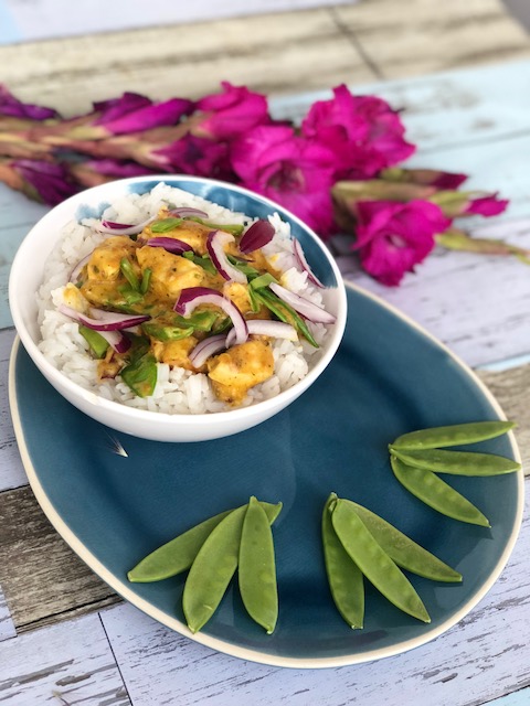 Schnelles Haehnchen Curry mit Zuckerschoten und Reis