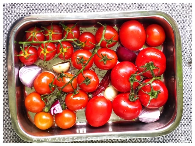 Gegrillte Tomatensauce mit frischen Tomaten und Oliven