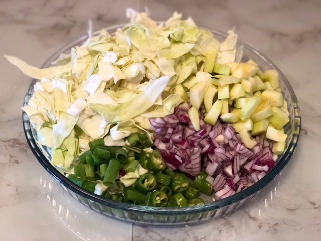 Tuerkische vegane Gemuesepfanne mit Weisskohl und Zucchini