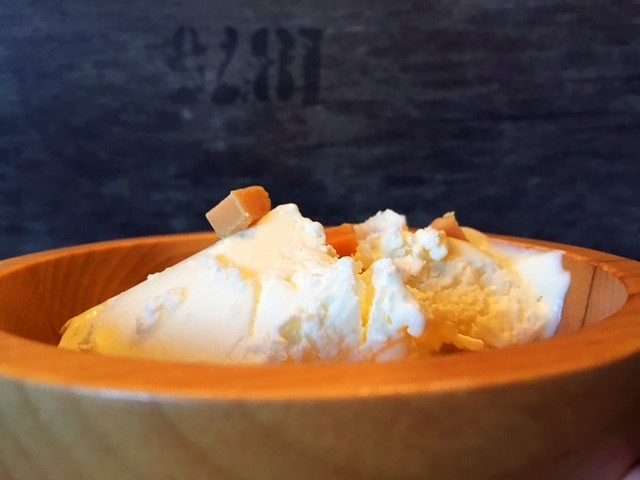 Sahniges Milchmaedchen Eis mit Karamell