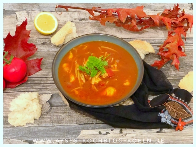 Tuerkische Sehriye Suppe l tuerkische Nudelsuppe mit Haehnchen