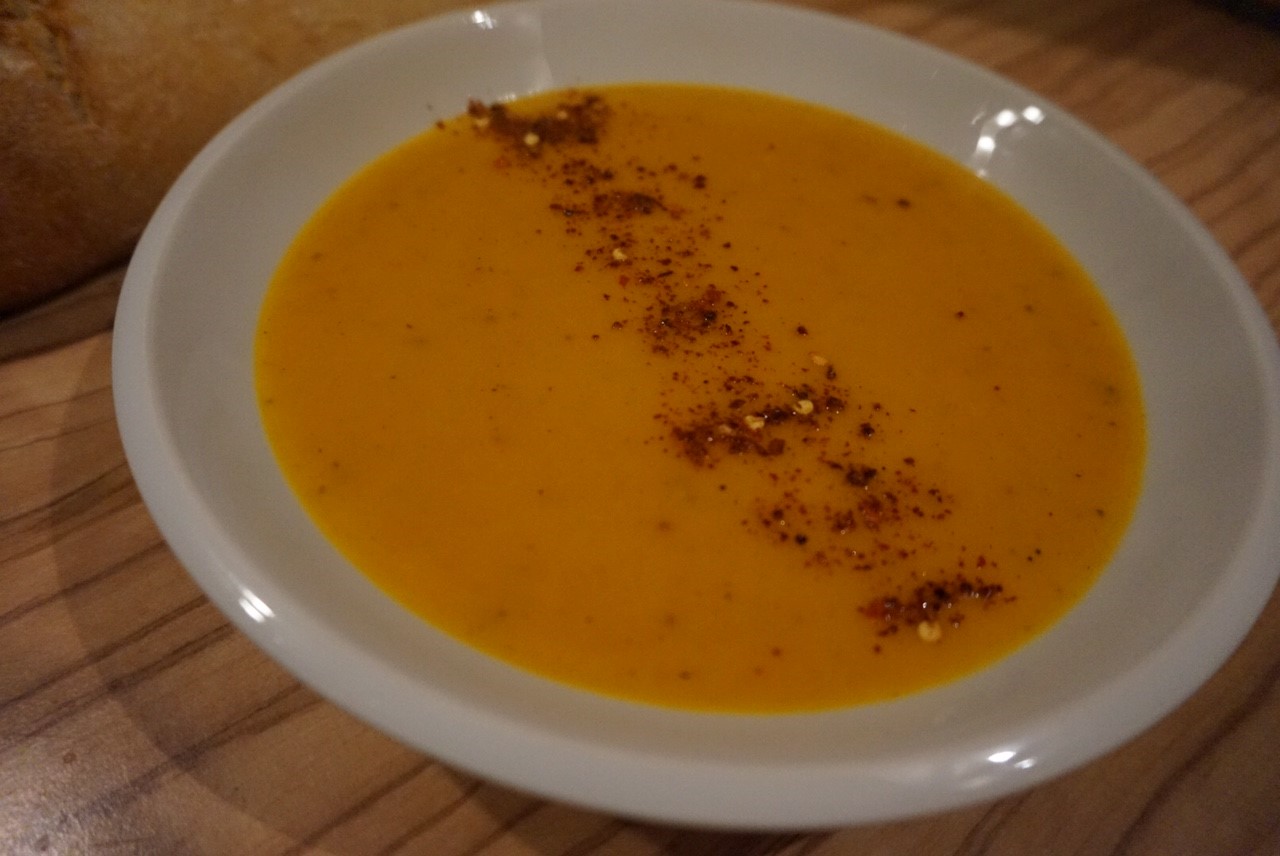 Kuerbis Moehren Suppe mit Kartoffeln und Apfelsaft