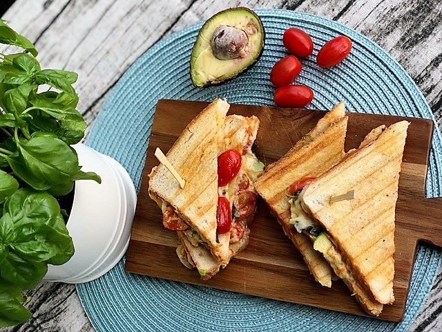 Caprese Sandwich mit Avocado l so schmeckt der Sommer l Sommer Sandwich