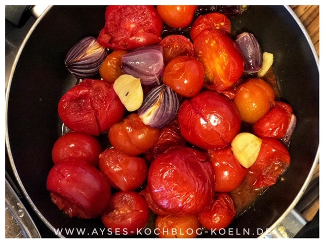 Gegrillte Tomatensauce mit frischen Tomaten und Oliven