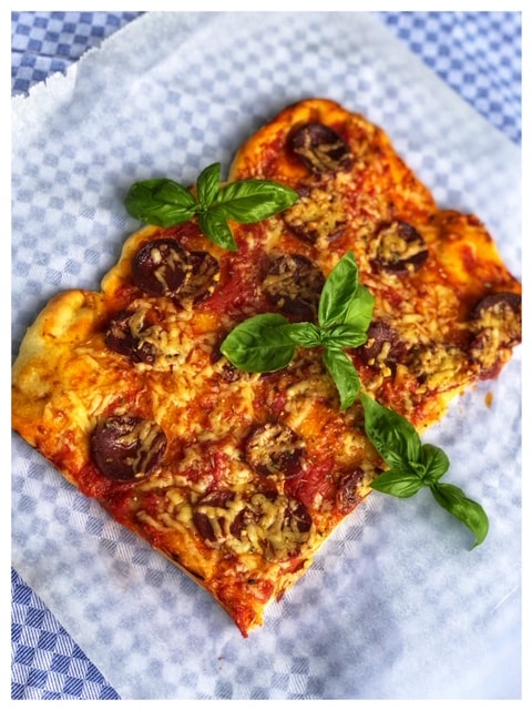 die beste selbstgemachte Pizza mit Sucuk l der Teig muss nicht gehen