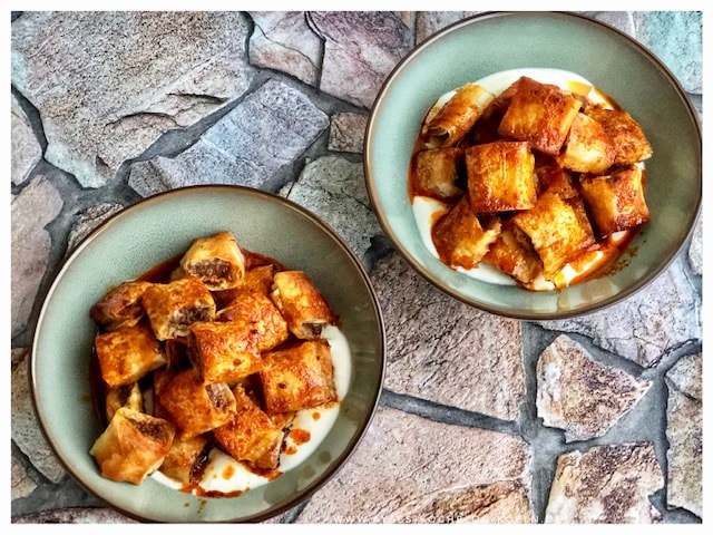 Manti aus dem Ofen mit roter Sauce