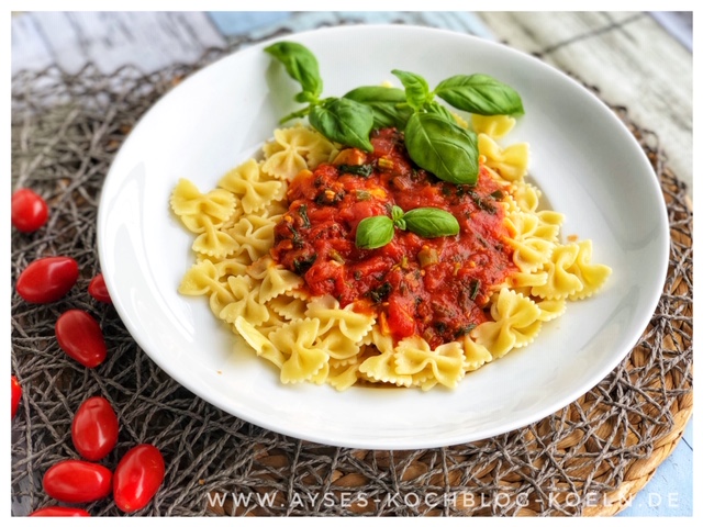 schnelle Spaghetti mit Tomatensosse und Basilikum l Spaghetti Napoli fertig in 15 Minuten