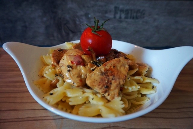 Nudeln mit mediterraner Pfifferling-Haehnchen-Sahne-Sauce