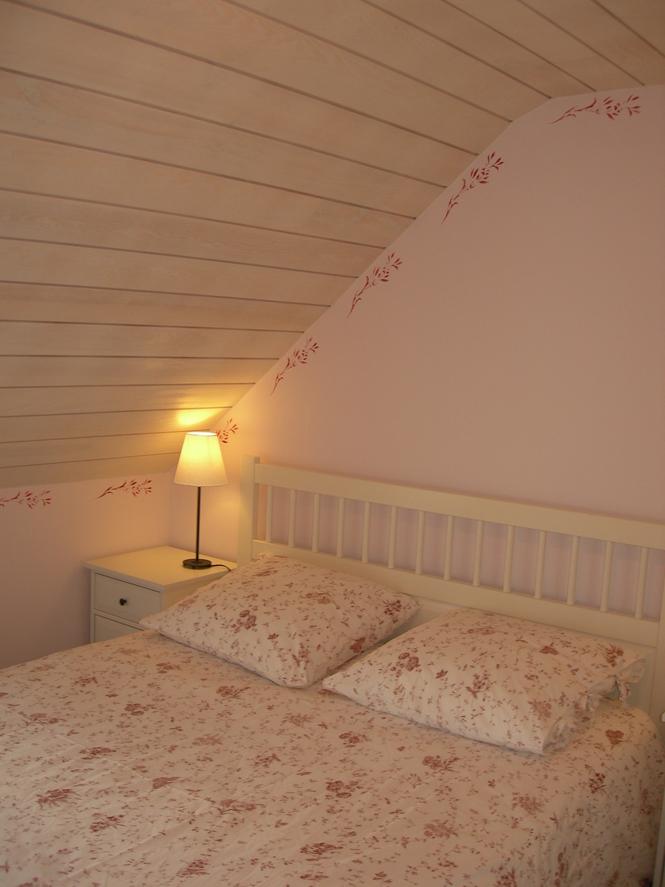 La chambre rose avec un lit deux personnes : 140x200