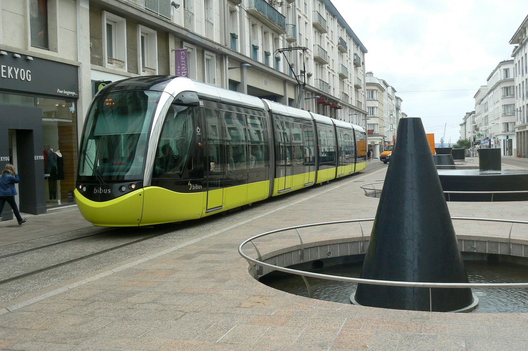 Brest, rue de Siam et le Tram