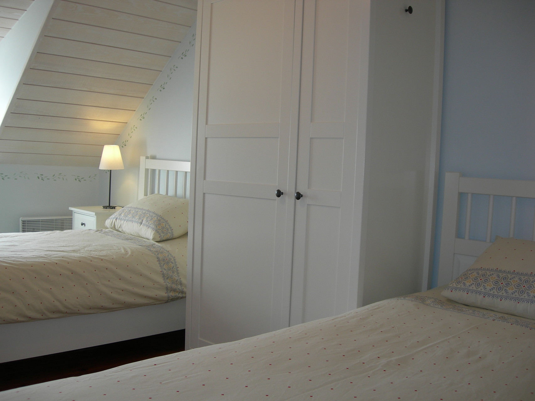 La chambre bleue avec les deux lits une personne : 90x200