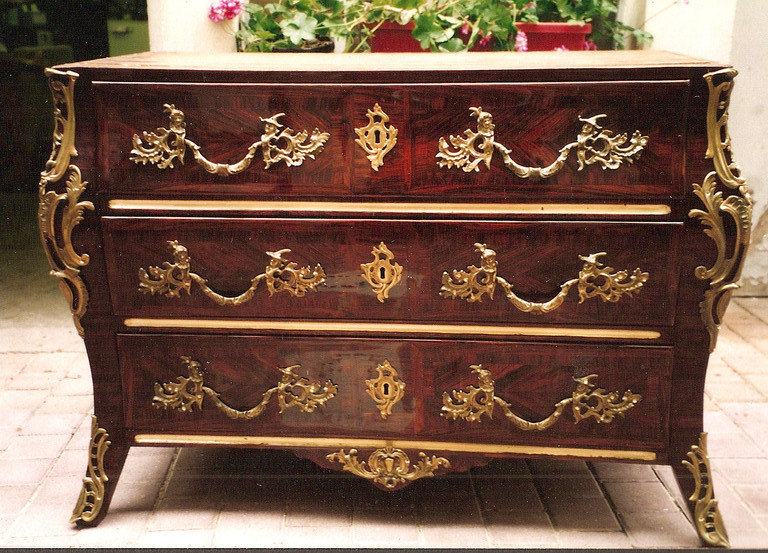 commode galbée Louis XV palissandre