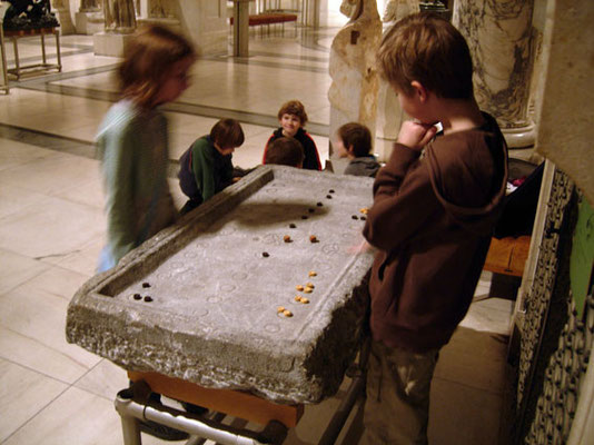 Gespielt wurde zu allen Zeiten, doch so sehr verändert hat sich das Spielverhalten nicht. Im Schülerworkshop können verschiedene antike Spiele selbst ausprobiert werden