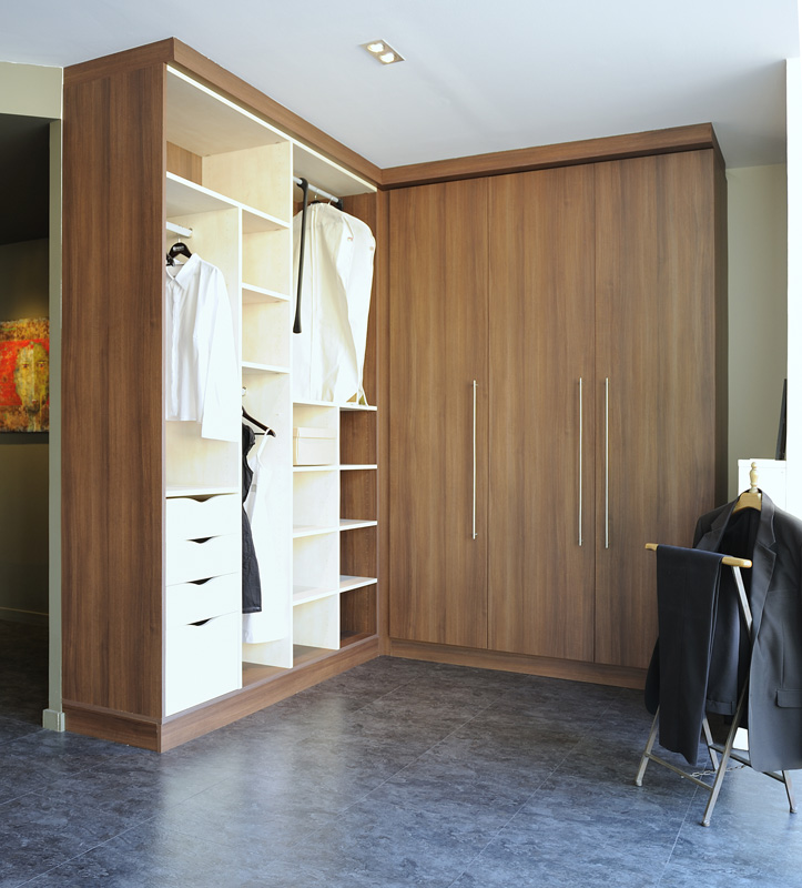 Contactez votre agenceur CHC pour réaliser le dressing de vos rêves !