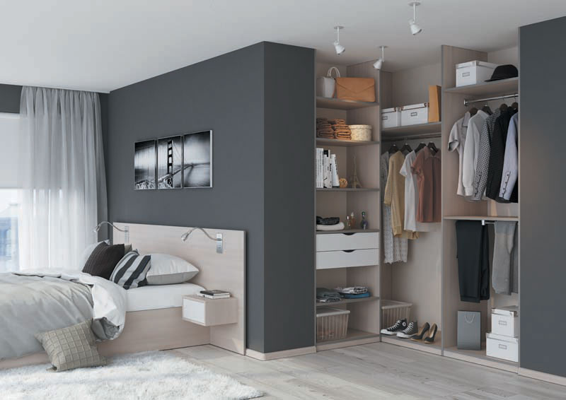 Les chants épais coloris gris des panneaux décors mettent en relief la structure teinté bois