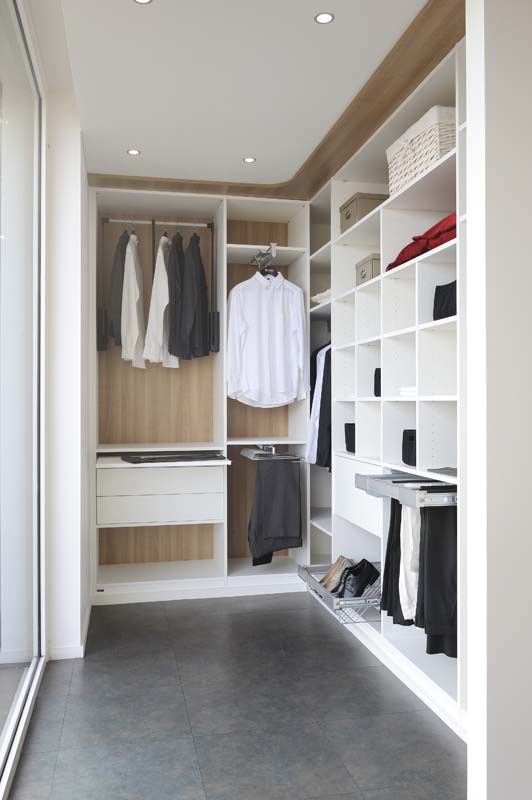 Dressing avec un fond en teinte bois