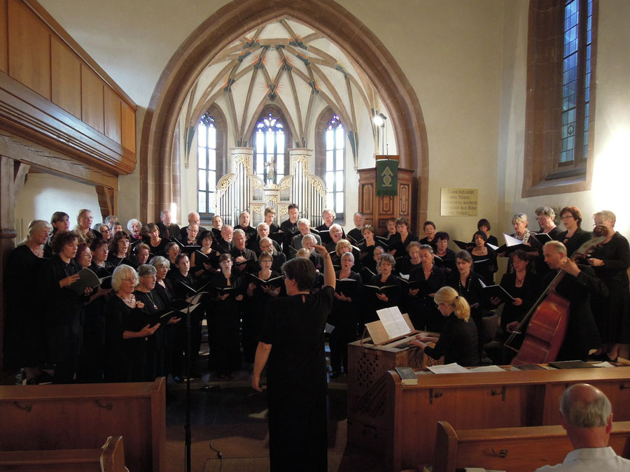 Inneres der Kirche erfüllt mit dem Lobgesang der Nagolder Kantorei