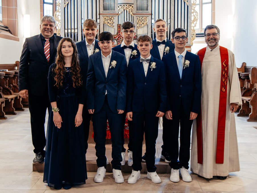 2025: Von links: Diakon Martin Faiß, Noelia Bauschert, Silas Rathje, Lukas Proß, Erik Noller, Hannes Schwaderer, Josua Buchauer, Elias Weidle und Pfr. Heugel. 