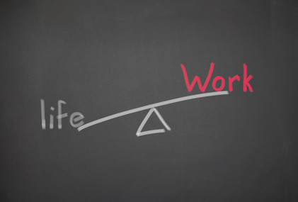 Eine Waage: In der einen Waagschale befindet sich das Wort: work, in der anderen das Wort: life.