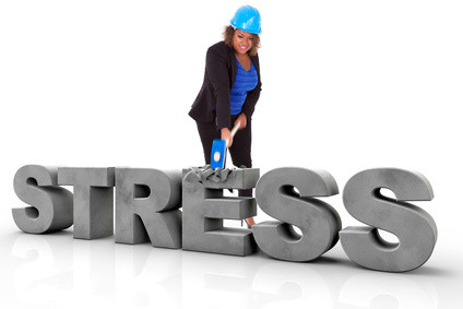 Eine Frau zerschlägt mit dem Hammer ein Betonsteine, die das Wort STRESS bilden.