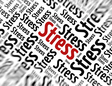 Bild auf dem das Wort Stress gehäuft auftaucht: Einmal ist es rot in der Mitte geschrieben, ansonsten schwarz