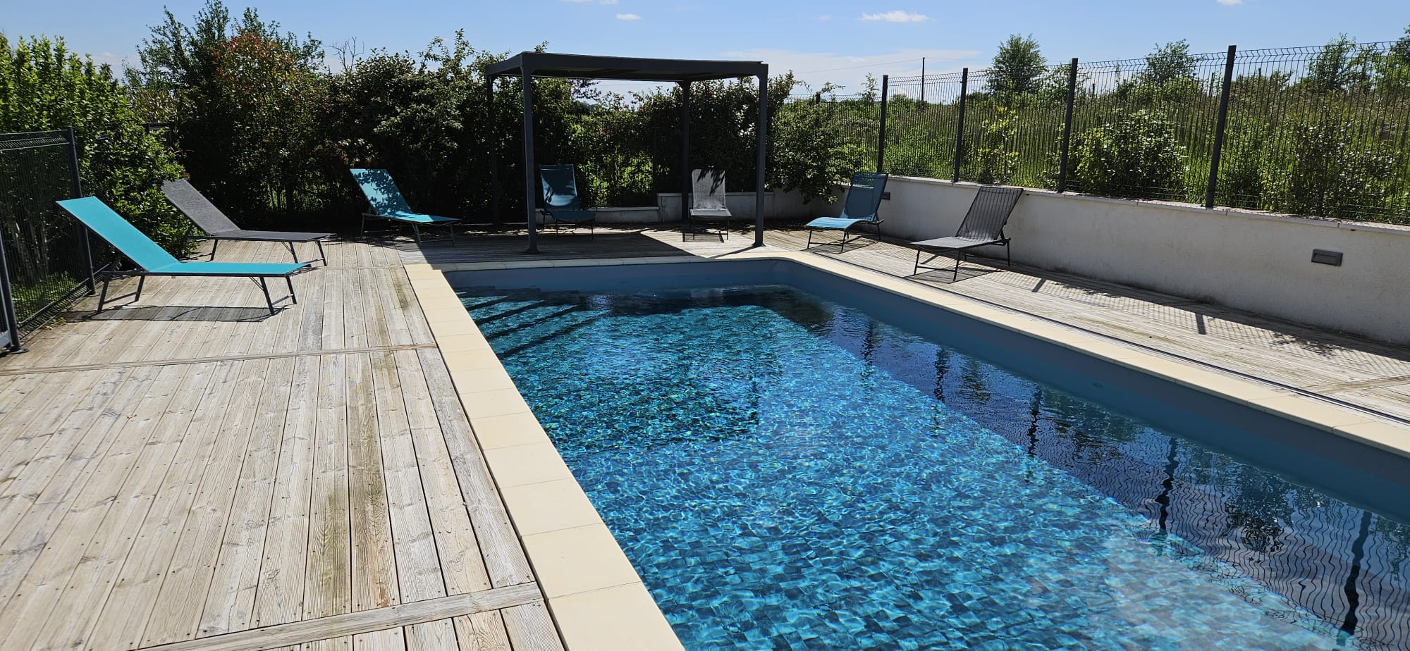 La piscine et sa pergola bioclimatique