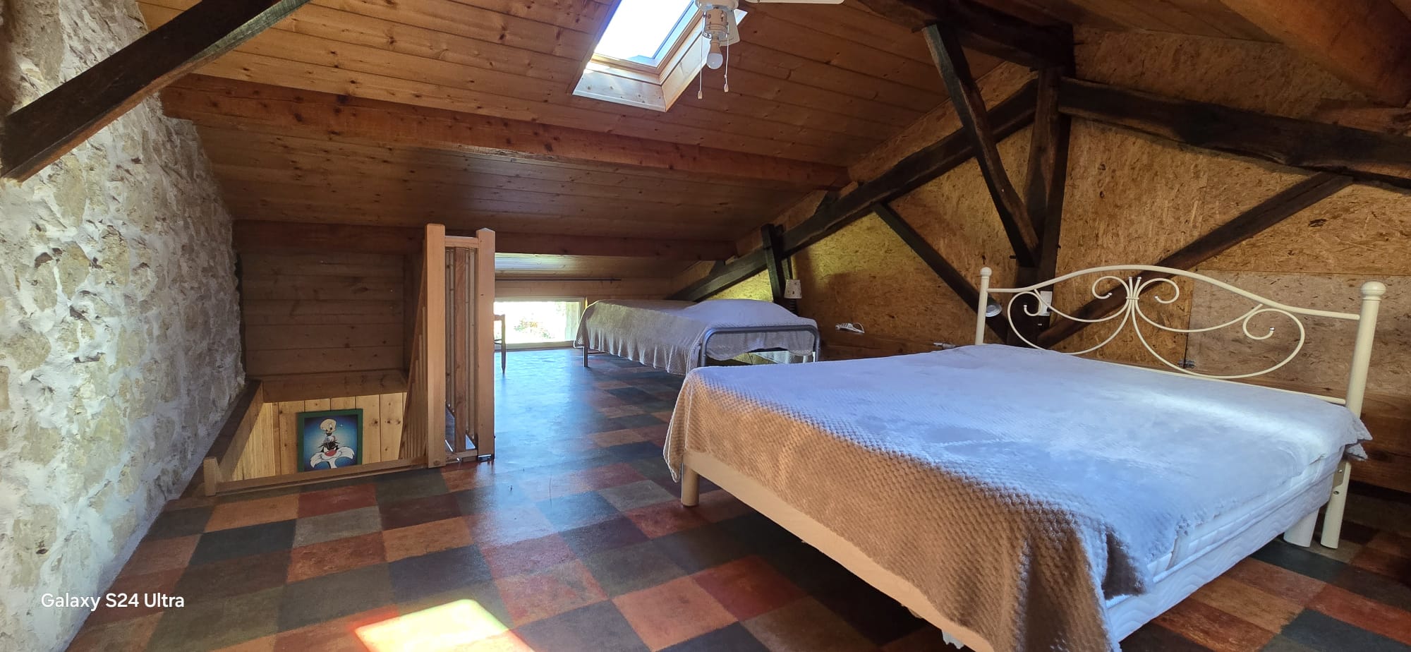 La chambre à l'étage: 1 lit 140x190 et 1 lit 90x190