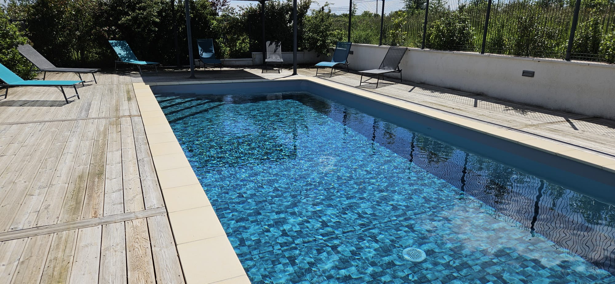Piscine fond plat et pergola bioclimatique
