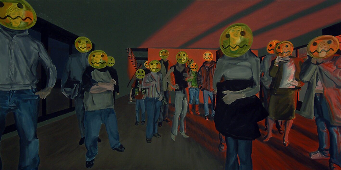 De moderne holbewoners — The news: Martine’s view — de groep draait zich naar de beschouwer toe; hun gezichten zijn vervangen door gele emoji-maskers, waardoor individuele expressie plaatsmaakt voor gestandaardiseerde emotie in een rood belichte ruimte.