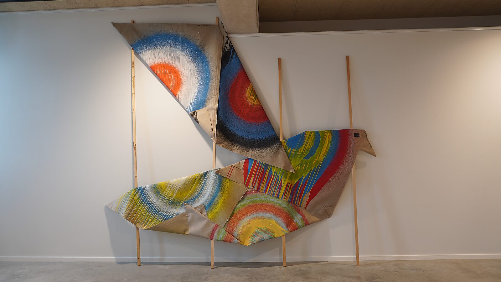 Smeltende doelen nr. 3 — detail van de geplooide schilderijen die samen een vogelvormige installatie vormen, Transformatiestudio nr. 1: warm of koud, CC De Adelberg, Lommel.