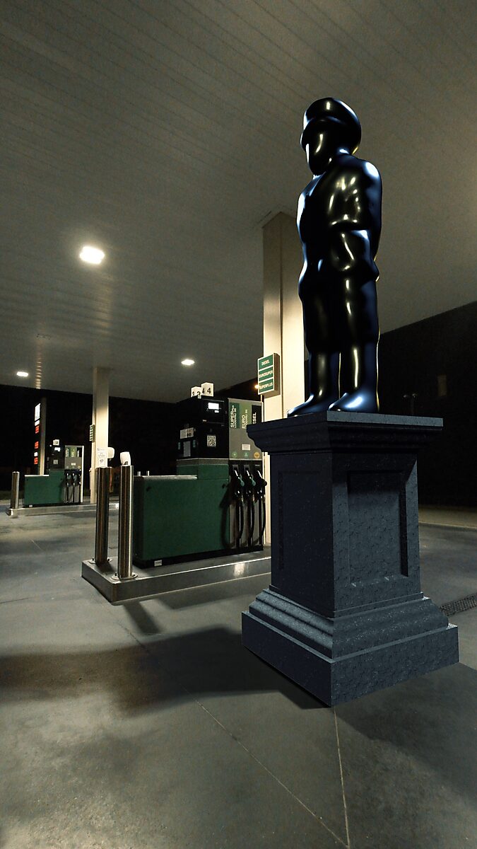 Het Buigend Monument — Het tankstation, videostill 3D-animatie: in een verlicht tankstationinterieur staat een zwart glanzend menselijk monument rechtop op een donkere sokkel, naast groene brandstofpompen.