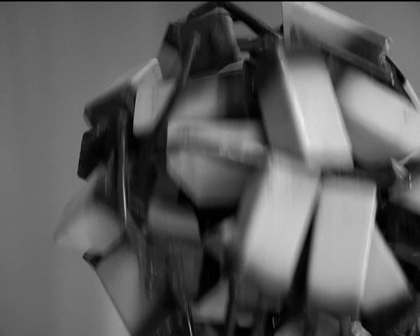 Big Brother in storing — videostill waarin de Camera bal op hol slaat en verandert in een oncontroleerbare draaiende vorm, waardoor observatie omslaat in storing en systeemfalen.