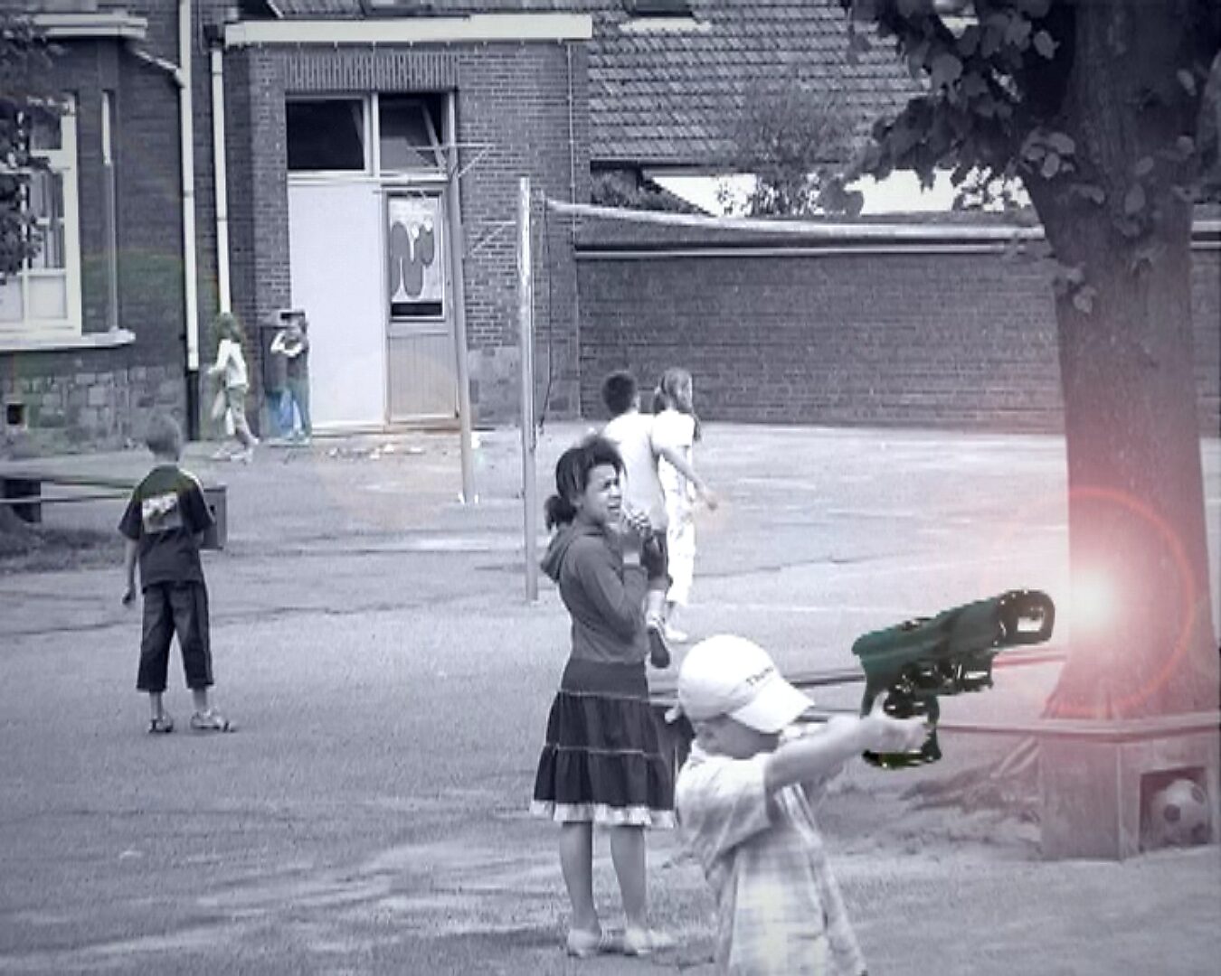 Kies en verander, Ongeïdentificeerde Arcade — videostills: overzicht van een speelplaats met meerdere kinderen, een blauw object en een rode lichtstraal verbinden twee punten.
