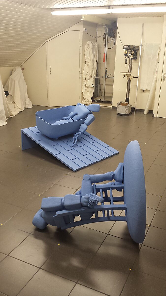 Robot in ontkenning — robotfiguur hangend aan een constructie, waarbij het mechanische lichaam verstild wordt in een moment tussen beweging en stilstand.