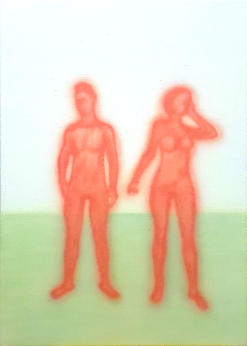 Variaties in verschil — schilderij met twee rood oplichtende menselijke figuren tegen een zachte horizonlijn, waarbij de contouren vervagen en aanwezigheid verschijnt als licht en kleur eerder dan als vaste vorm.