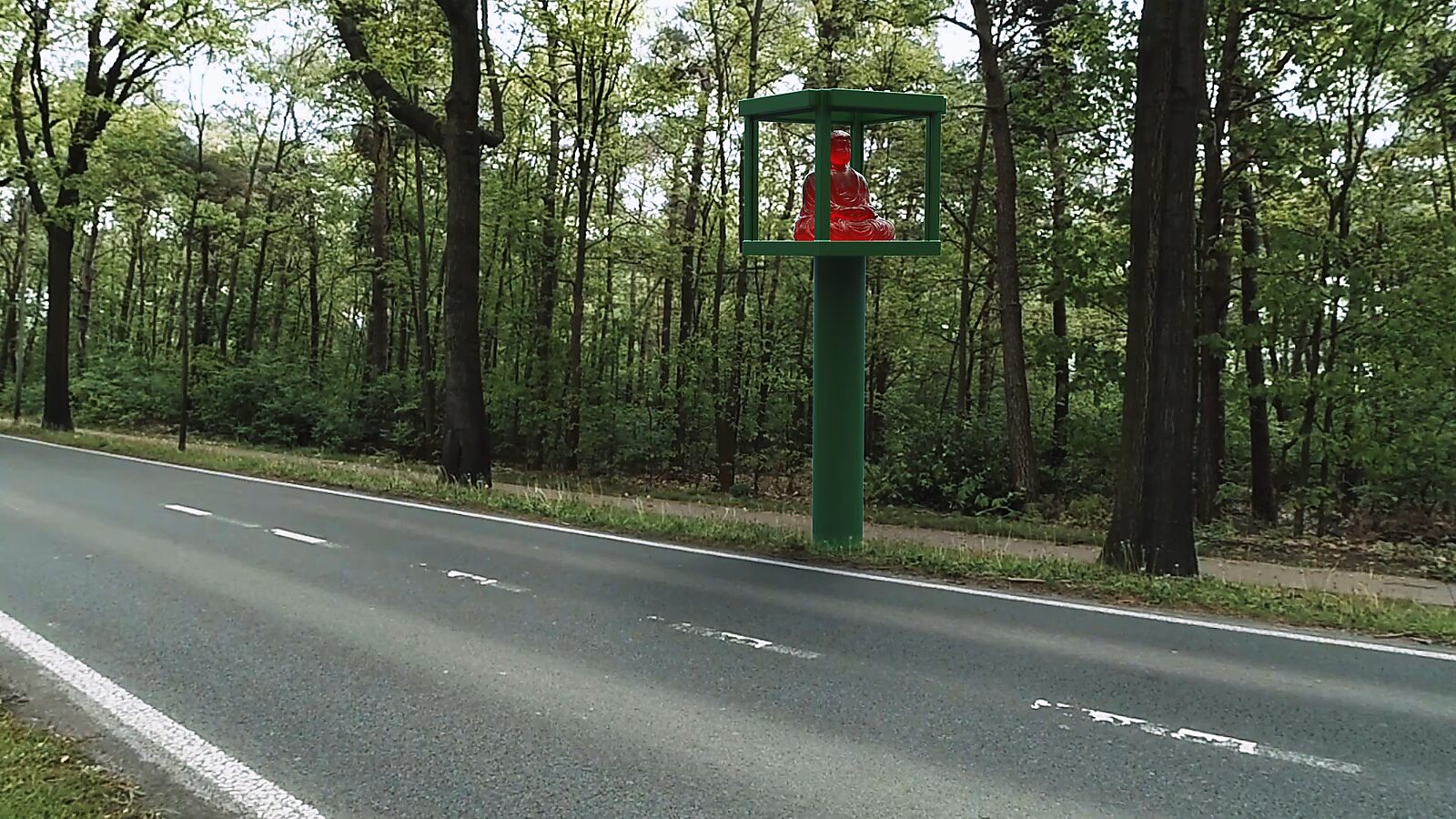 Tussen open en dicht — videostill uit de animatie Buddha op Speed: de rode boeddhafiguur zit zichtbaar in de geopende kast op de groene paal langs de stille bosweg.