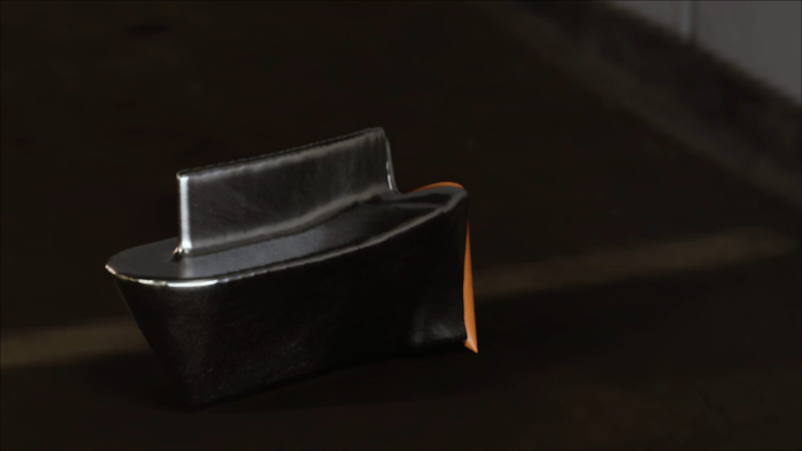 Elke beweging creëert een vorm nr.4 — videostill van een stilstaande tolvormige sculptuur, gefilmd in close-up, waarbij het object verschijnt als de materiële rest van een beweging die net heeft plaatsgevonden.