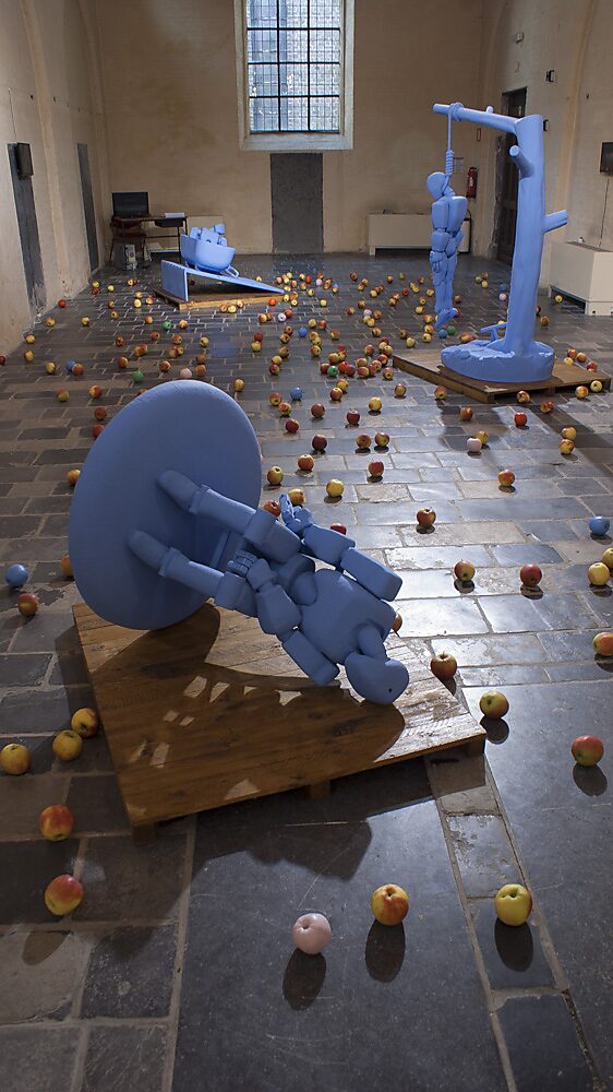 Strange Fruit — ruimtelijk overzicht waarin drie robotsculpturen gelijktijdig zichtbaar zijn, opgesteld als afzonderlijke momenten binnen een gedeeld narratief over kwetsbaarheid en herhaling.