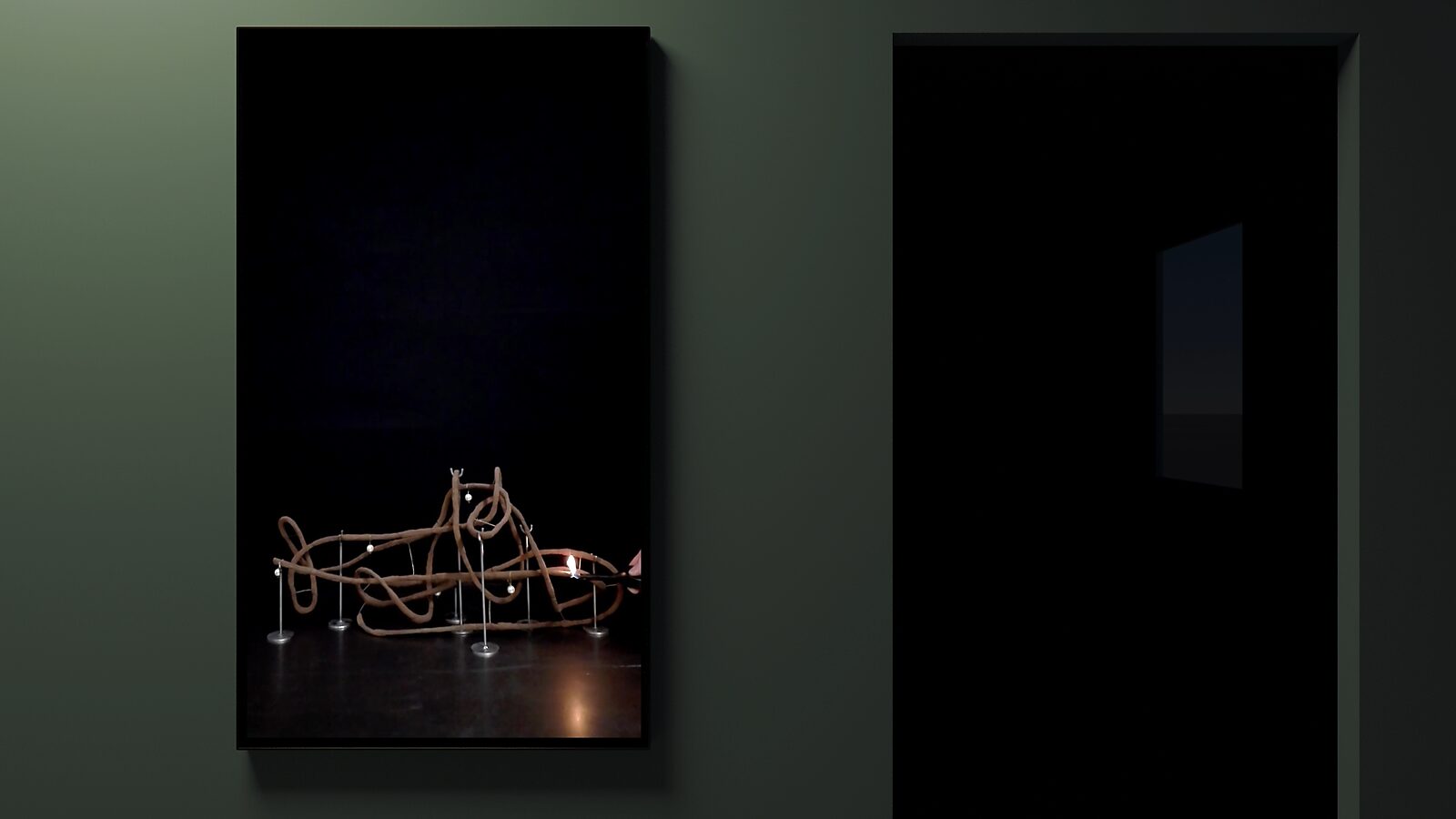 Shipbuilding — videostill uit een 3D-animatie van een tentoonstellingsconcept: op een groot scherm staat een sculptuur van wierook waarvan de eerste rookpluim opstijgt; in de naastliggende virtuele ruimte valt het eerste zonlicht door een raam naar binnen